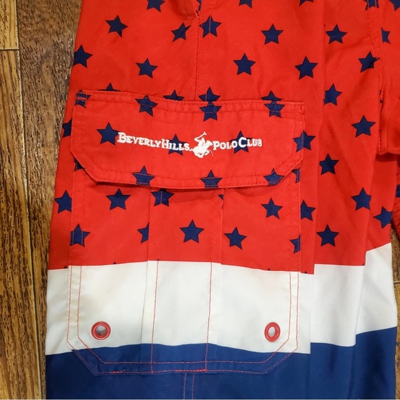 Red Star-Patterned Men's Shorts - Picture 7 of 10